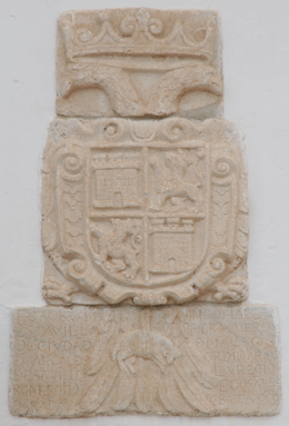 Primitivo escudo de armas de Alhaurn el Grande, que se encuentra en la fachada del edificio del Ayuntamiento.