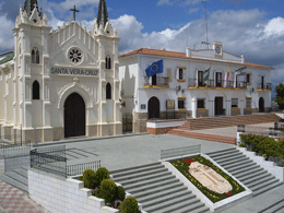 Imagen general de la Plaza del Convento, con la ermita de la Santa Vera Cruz a la izquierda y el Ayuntamiento a la Derecha 
