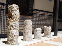 Imagen de restos de columnas romanas conservadas en el Patio Ayuntamiento