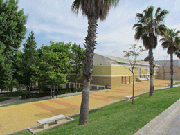 Exteriores de la Ciudad Deportiva, vista de la zona de parking y pabellones cubiertos. 