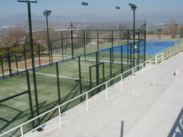 Vista general de algunas de las pistas de pdel y tenis de que dispone el polideportivo