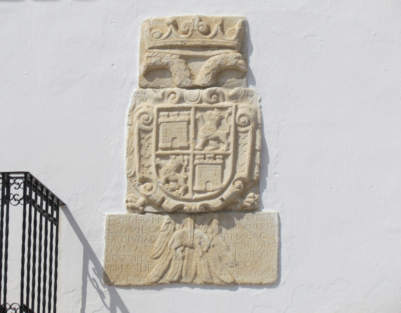 Escudo de armas, situado en la fachada principal de la Casa Consistorial.